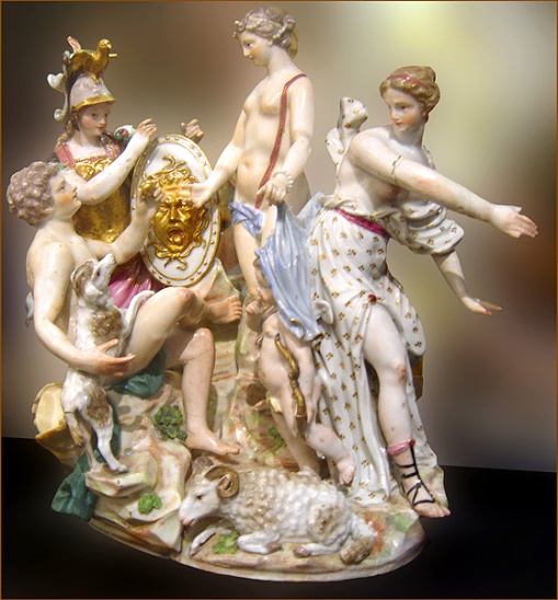 Näst efter enleveringen av Helena är väl Paris mest känd för det ödesdigra domslut, varvid han satte Helenas skönhet framför Afrodites. Bilden visar en av de obegripligt kitschiga figurinerna på Konservatorspalatset i Rom
